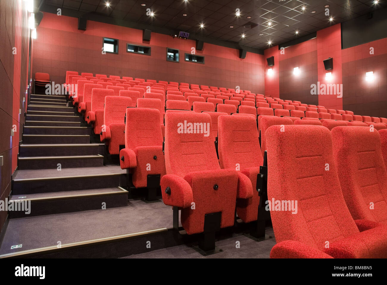 Interno del vuoto cinema auditorium con linee di sedie rosse. Foto Stock