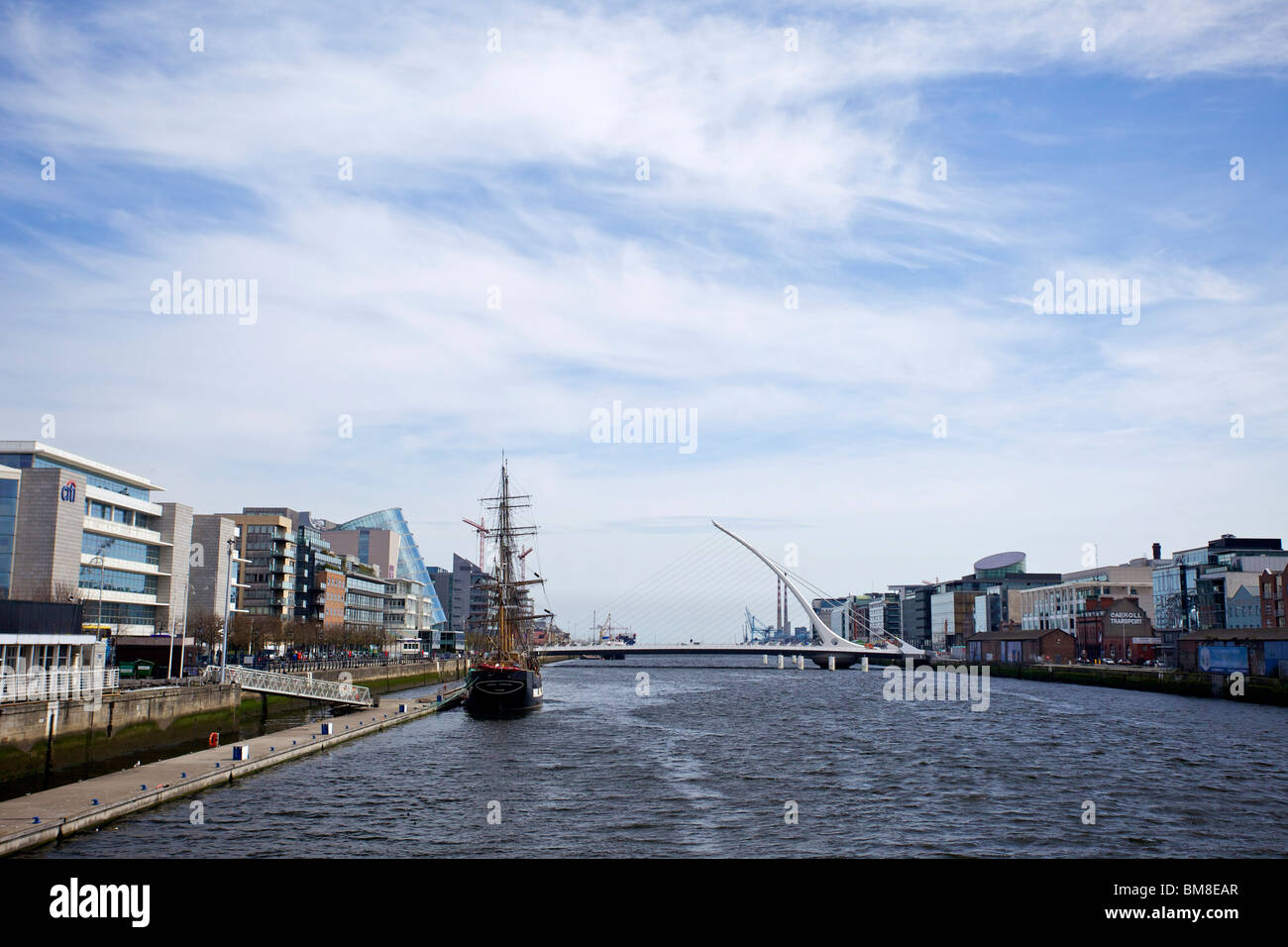 Vista dei tre masted barque Jeanie Johnston sul fiume Liffey a Dublino con il Samuel Beckett Bridge dietro di esso. Foto Stock