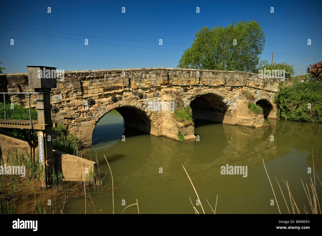 Newenden ponte che attraversa il fiume Rother, East Sussex, Inghilterra, Regno Unito. Foto Stock