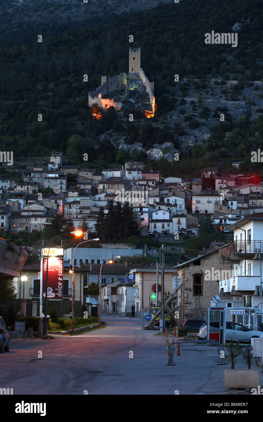 Xii secolo castello che domina il borgo di San Pio delle camere in Abruzzo, Italia Foto Stock