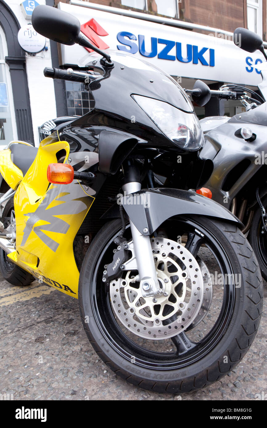 Moto Honda moto parcheggiata su strada fuori Scotspeed motocicletta shop con Suzuki Motorcycle logo sopra la porta Foto Stock