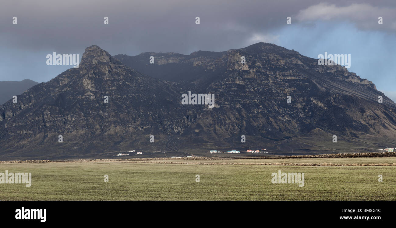 Le fattorie a Raufarfell coperto di cenere vulcanica dopo l eruzione in Eyjafjallajokull Foto Stock
