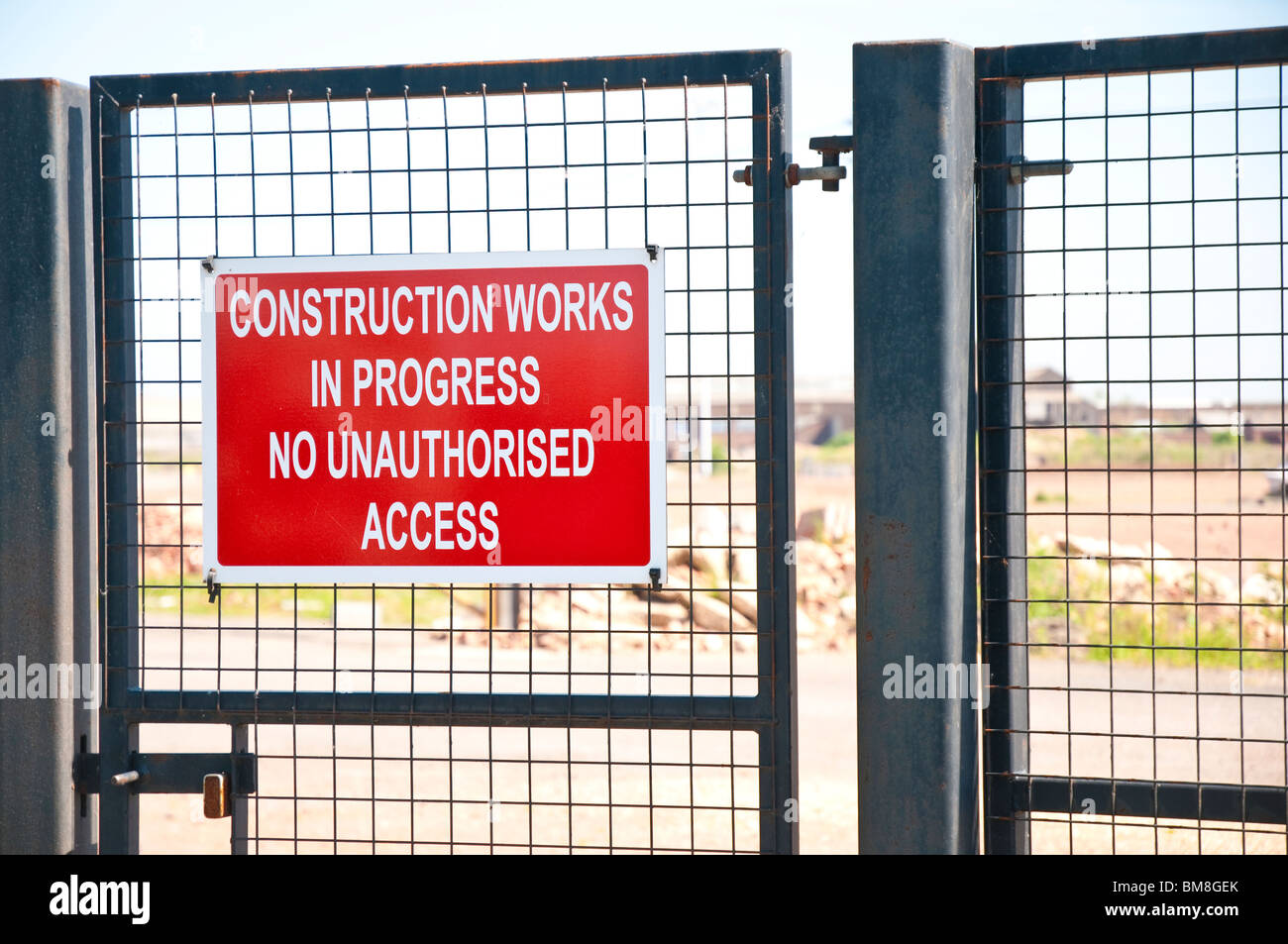 Segnale di avvertimento su marrone-campo sito in costruzione Foto Stock