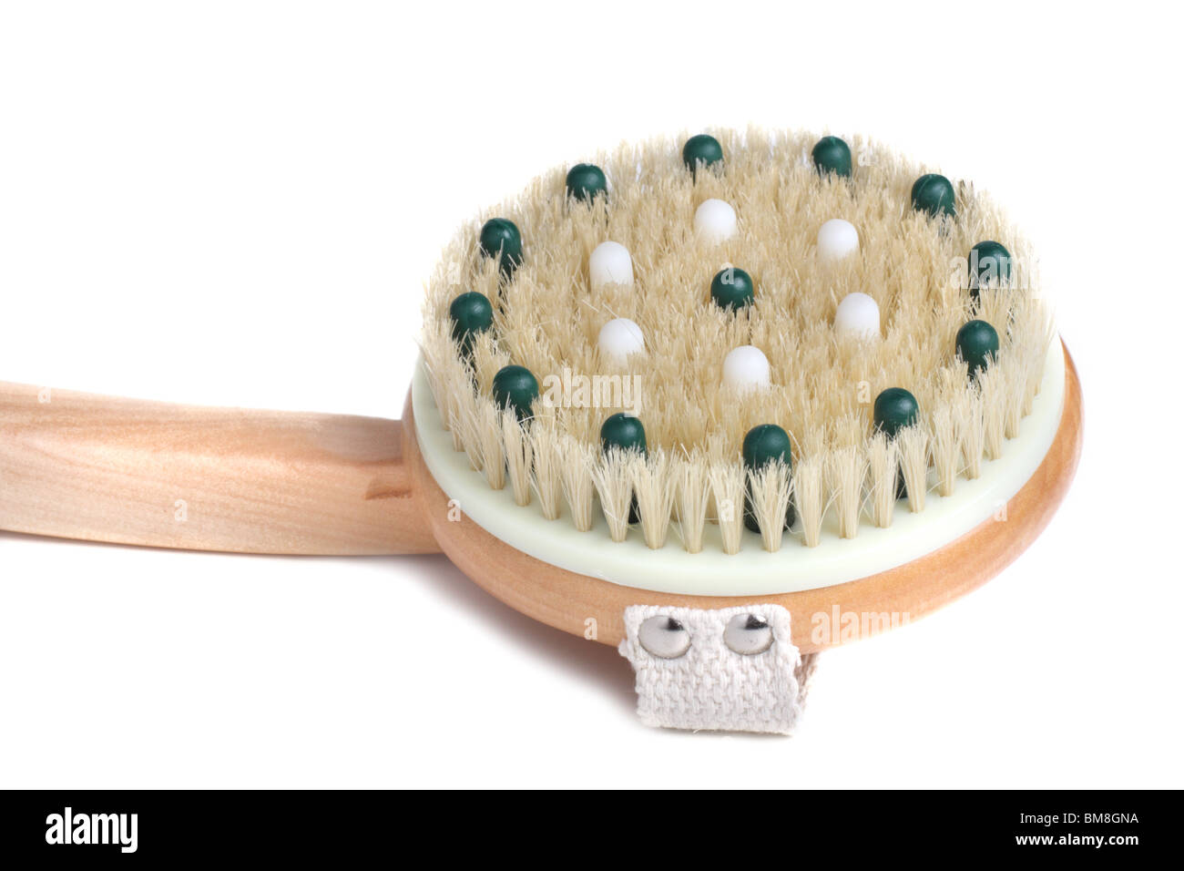 Massaggiatore in legno con setole naturali, isolato su bianco Foto Stock
