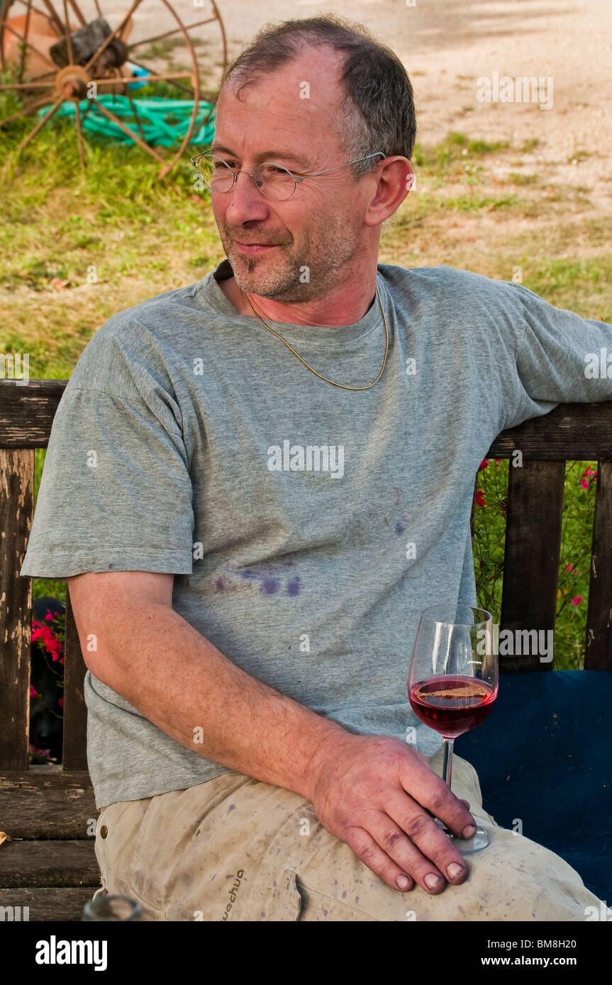 Thierry Simon vino biologico scanalatore, Malbec tipo di produttore di vino. In base nella regione di Cahors, Valle del Lot, Francia. Foto Stock