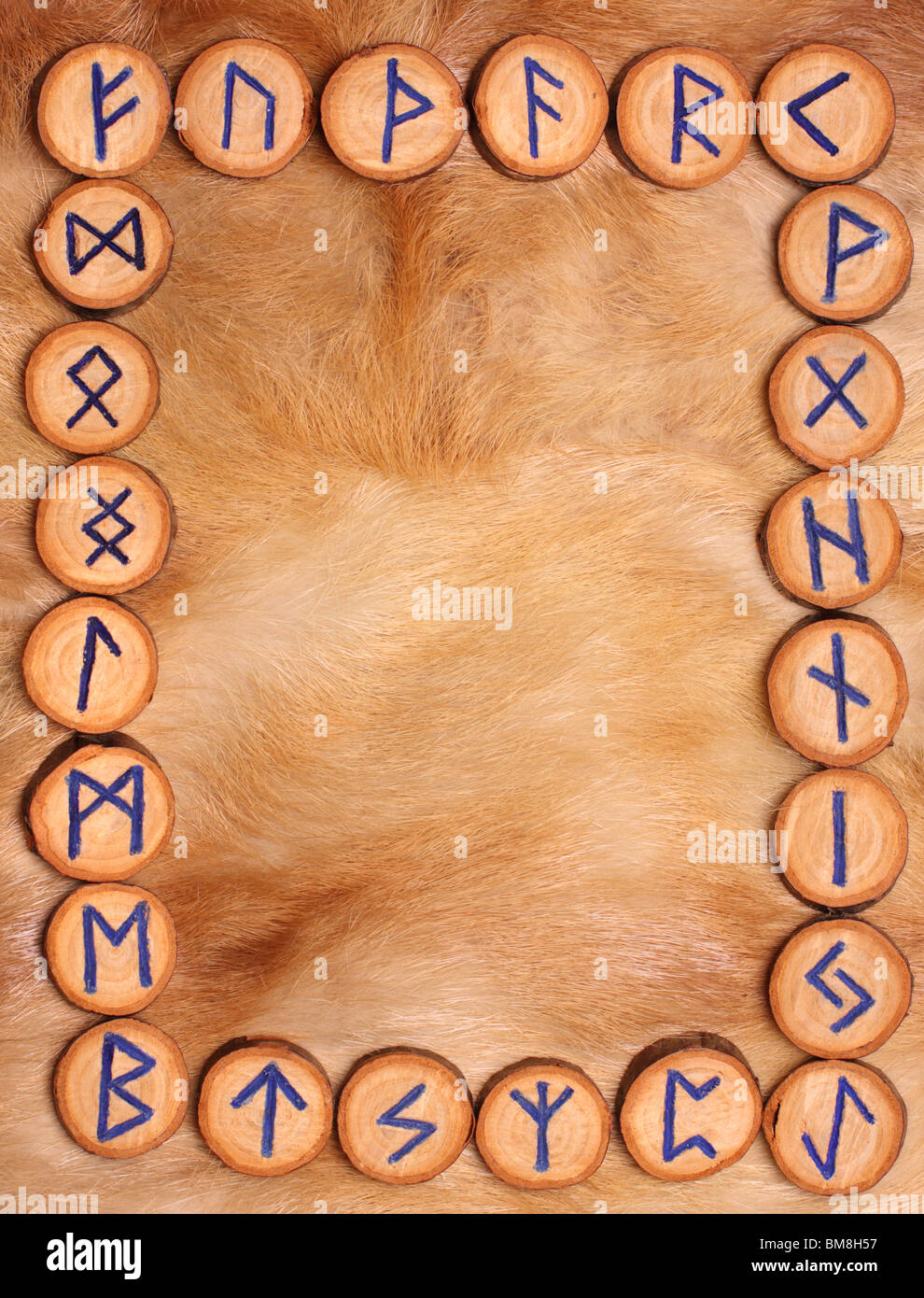 Telaio di rune sullo sfondo di pelliccia, impostato in ordine alfabetico futhark Foto Stock