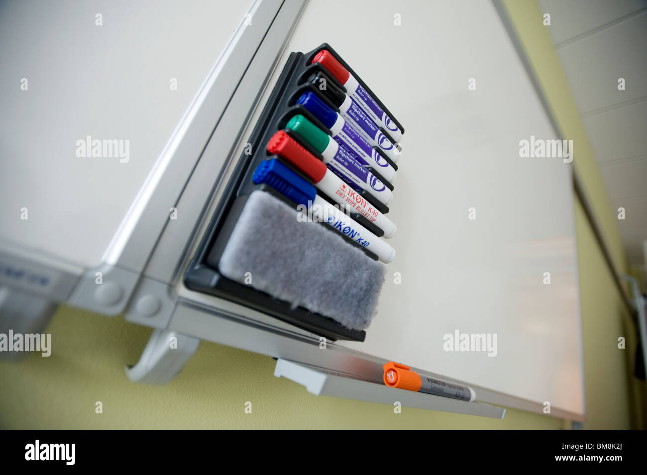 Lavagna e penne in una sala riunioni Foto Stock