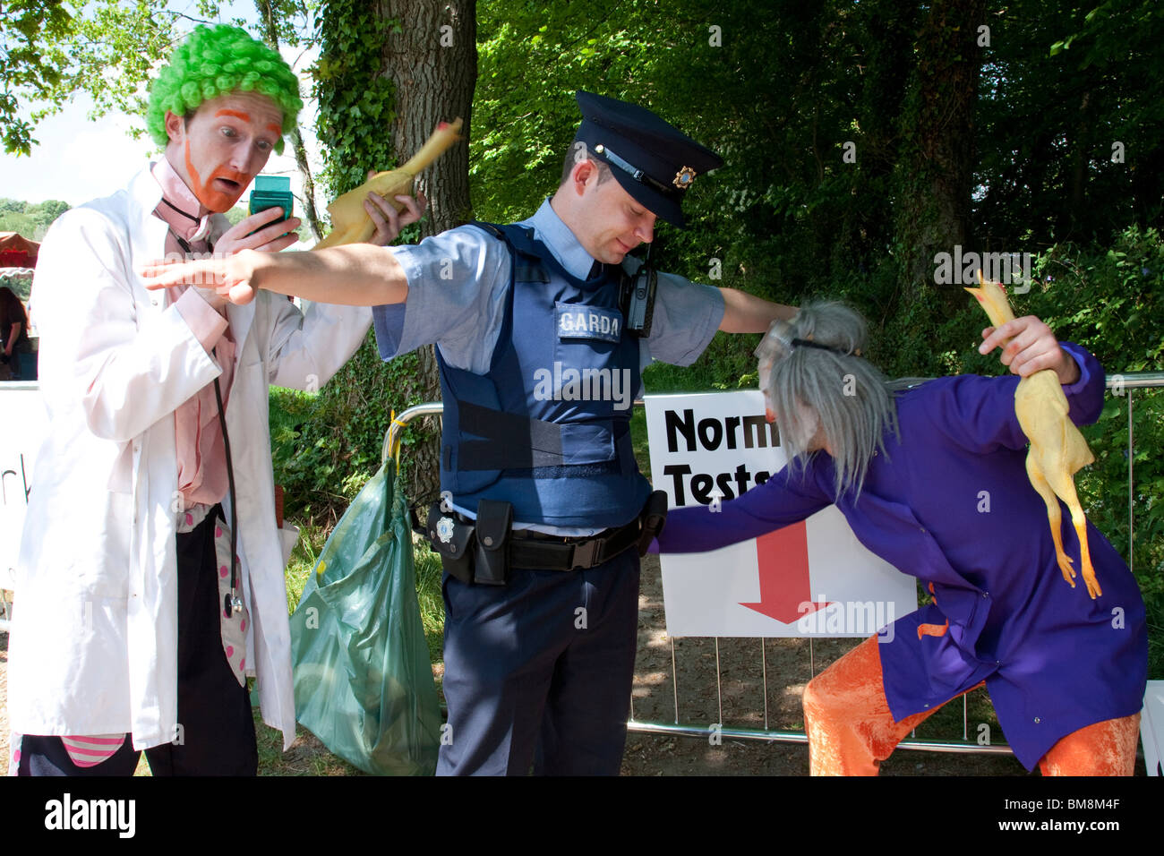 Il poliziotto irlandese essendo cerca da clown, Mad Pride Festival Killarney, Irlanda Foto Stock