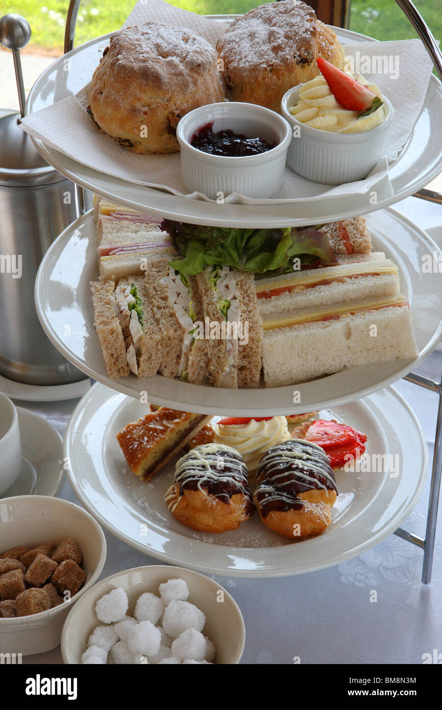 Il tè del pomeriggio con panini, torte di panna e scones, finger-cut panini,Tè per due Foto Stock