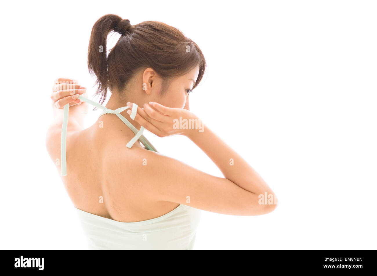 Giovane donna la sua legatura halter top Foto Stock