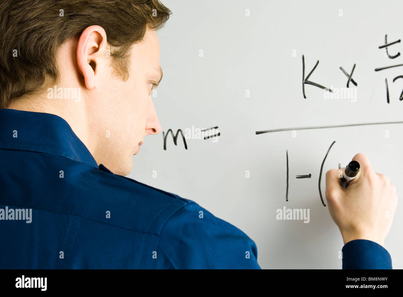 Uomo equazione di scrittura su whiteboard Foto Stock