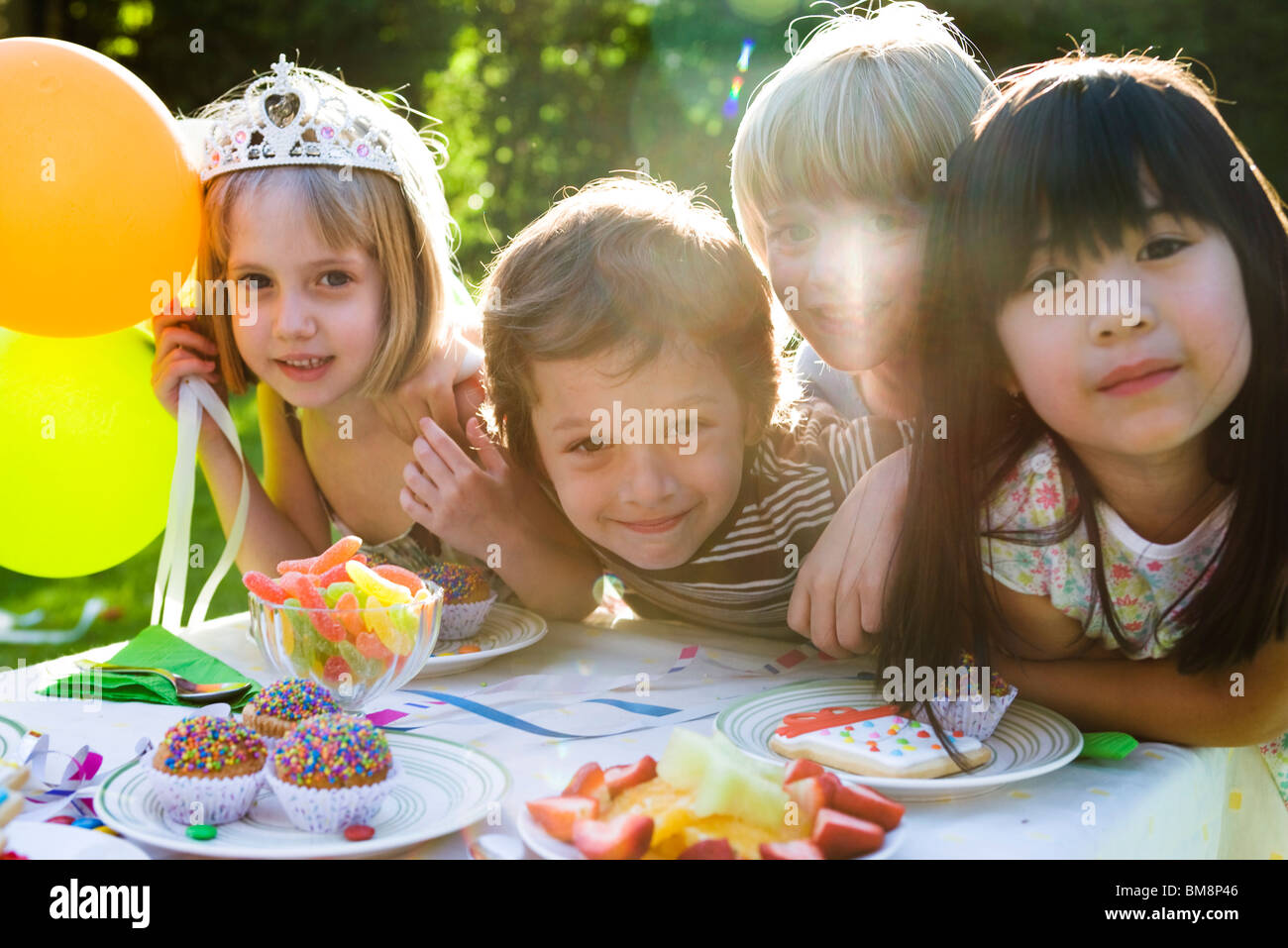 I bambini alla festa di compleanno Foto Stock