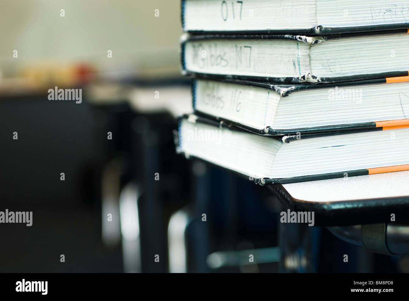 Pila di libri di testo sul banco di scuola Foto Stock