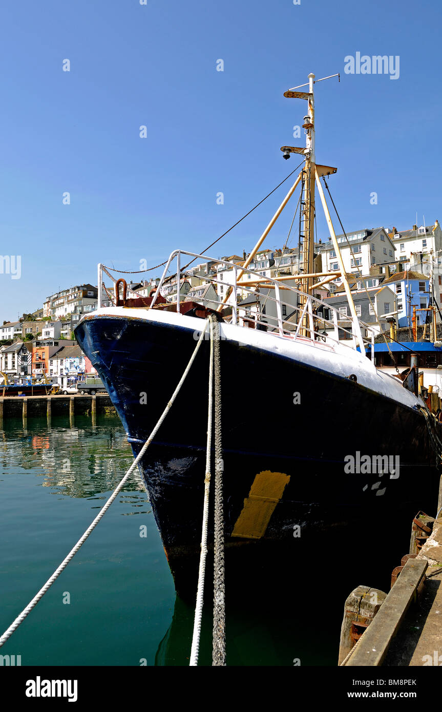 Un peschereccio per traino ormeggiata in porto a Brixham in devon, Regno Unito Foto Stock