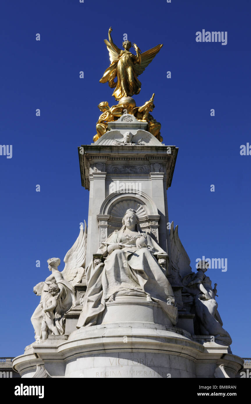 La regina Victoria monumento fuori Buckingham Palace di Londra Inghilterra REGNO UNITO Foto Stock