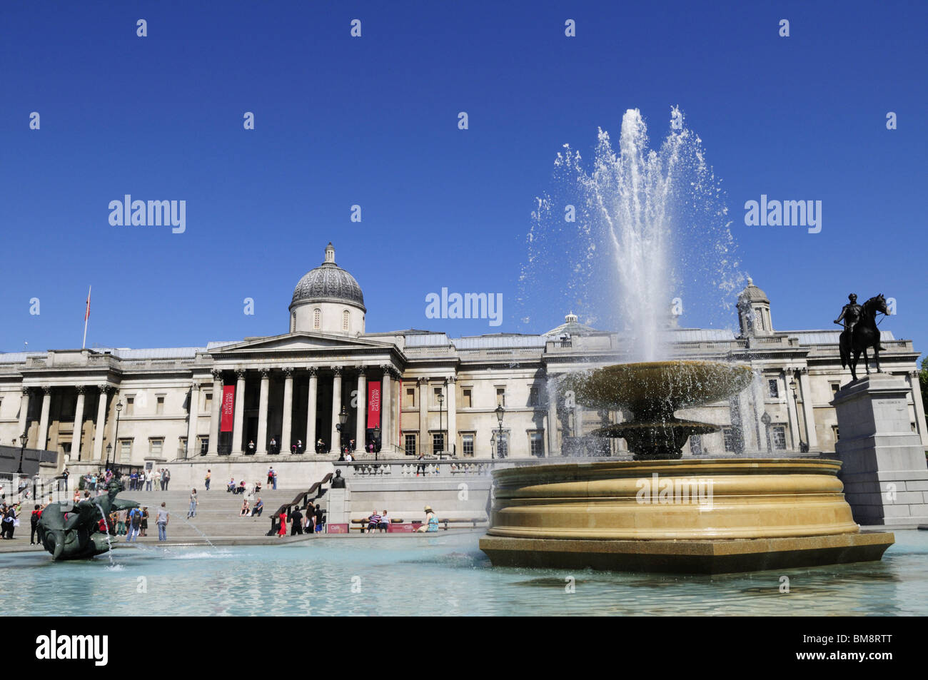 Trafalgar Square fontane e la National Gallery di Londra, Inghilterra, Regno Unito Foto Stock