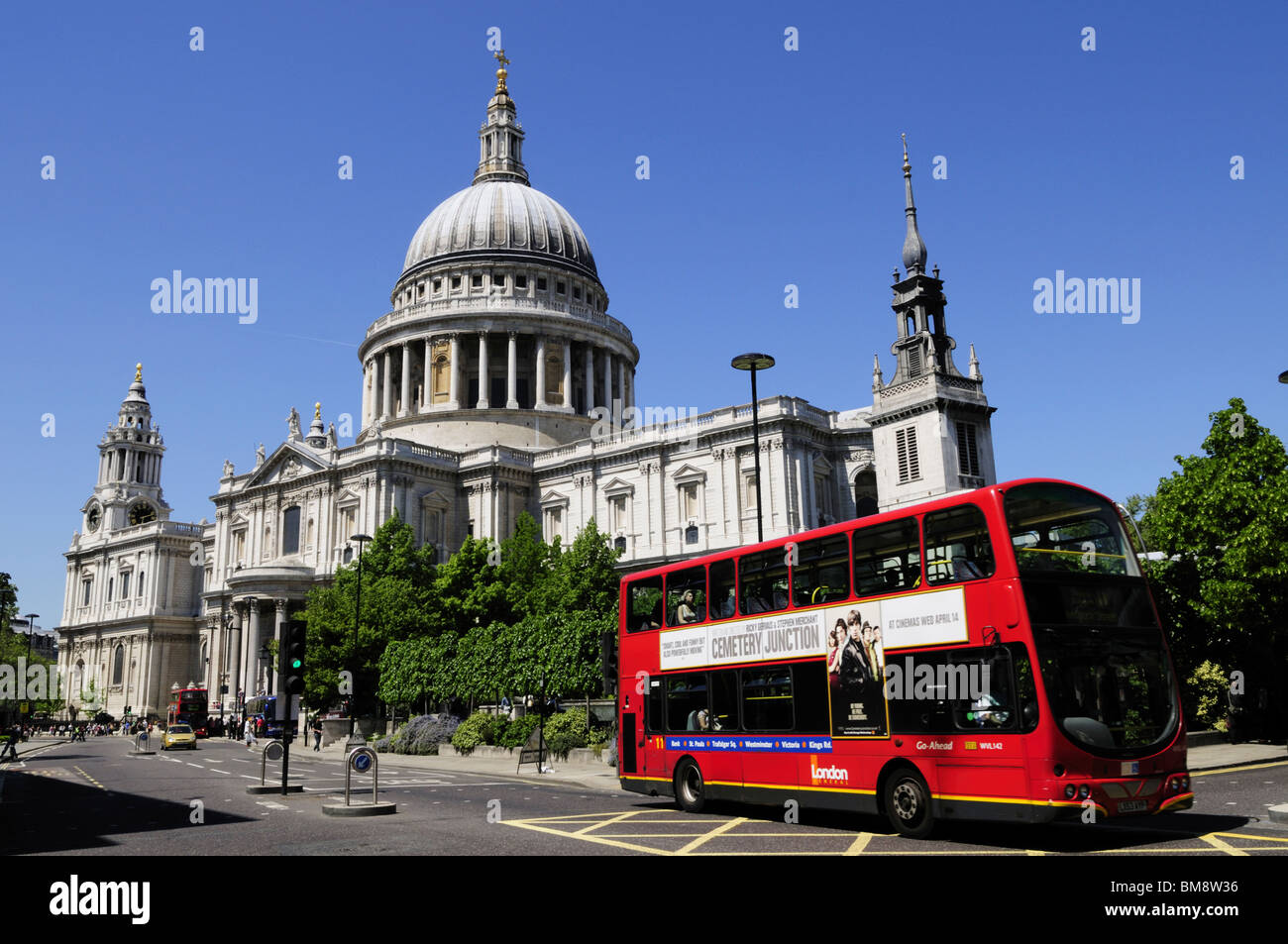 Bus rosso passando dalla Cattedrale di St Paul, Londra, Inghilterra, Regno Unito Foto Stock