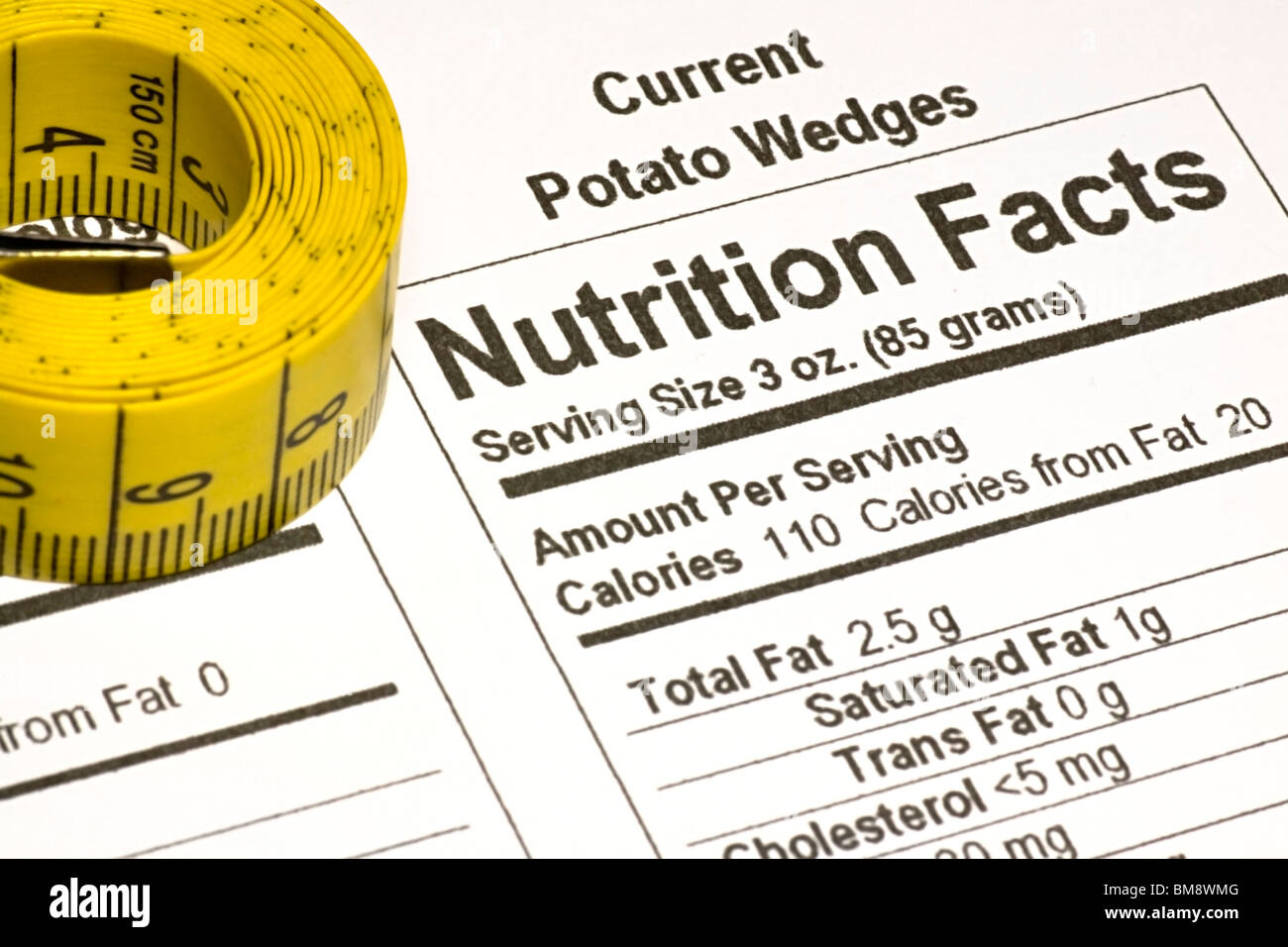 Nastro giallo misura accanto alla nutrizione informazioni sugli imballaggi negli Stati Uniti Foto Stock