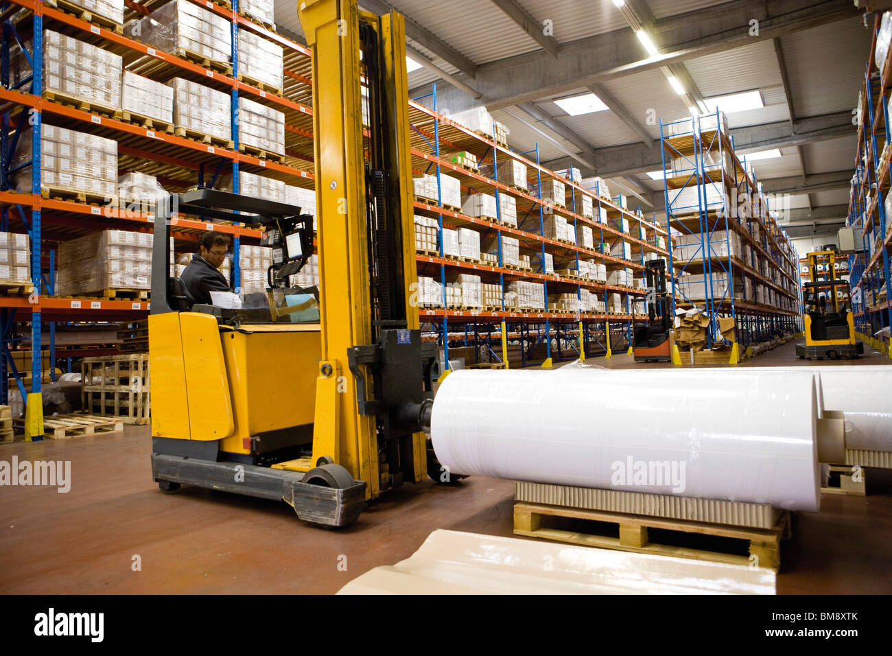 Magazzino rifornito con rivestito prodotti fabic Foto Stock