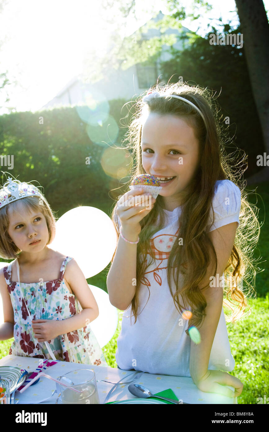 Le ragazze di mangiare dolci in festa di compleanno Foto Stock