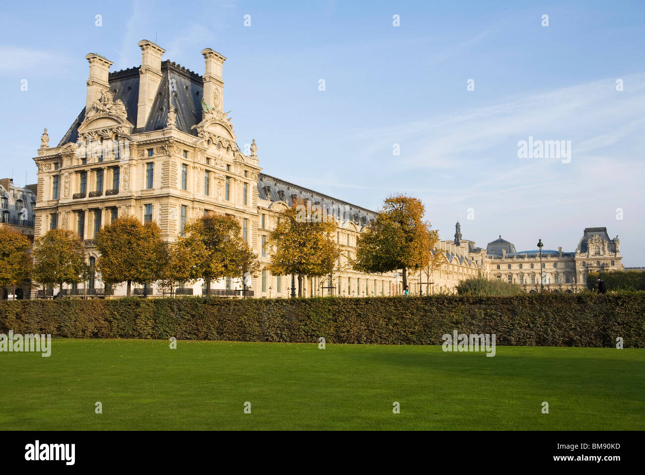 Francia, Parigi Louvre visto dal Jardin des Tuileries Foto Stock