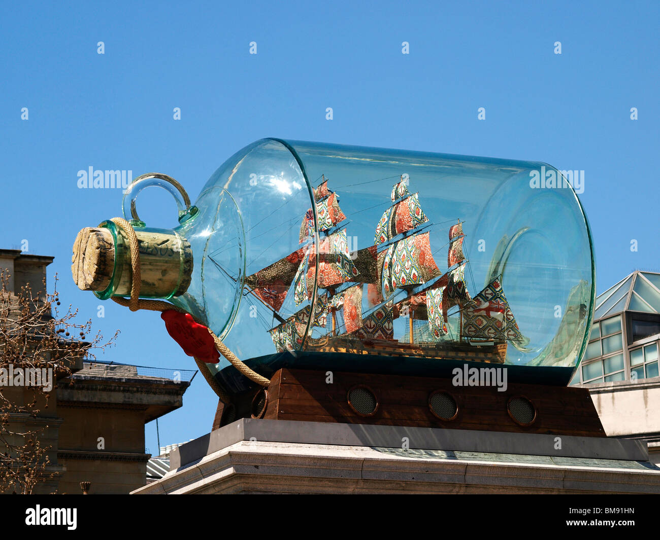 La scultura di HMS Victory da Yinka Shonibare sul quarto zoccolo in Trafalgar Square è stata svelata oggi 24 maggio 2010. Foto Stock