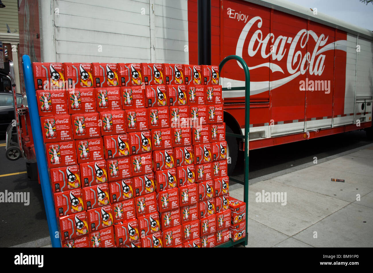 Casi di globale celebrazione in edizione limitata di lattine di coca cola per la Coppa del Mondo FIFA 2010 attendono la consegna Foto Stock