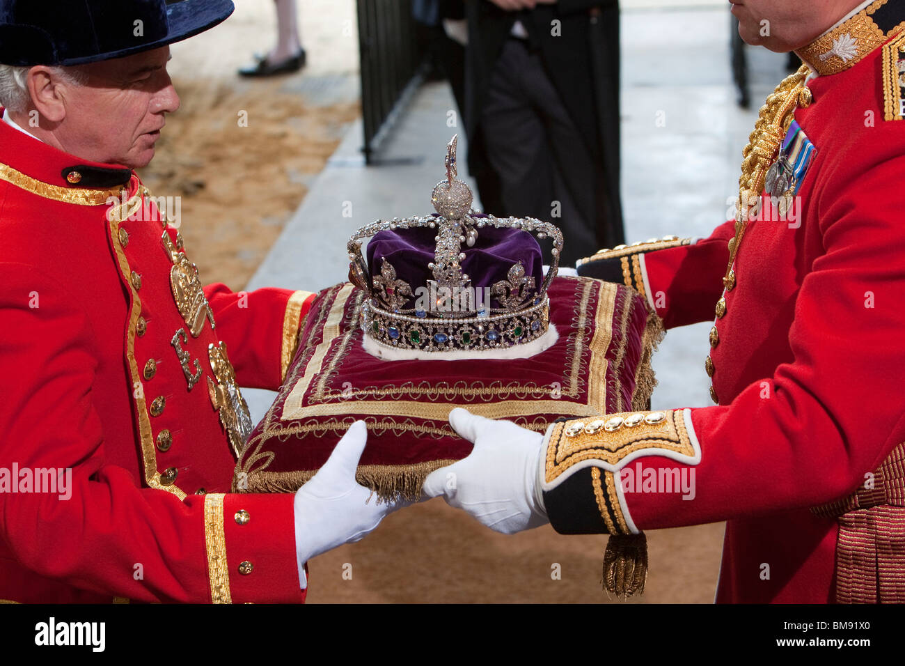 La Gran Bretagna è la Regina Elisabetta II assiste lo stato apertura del Parlamento presso il Palazzo di Westminster a Londra centrale Foto Stock