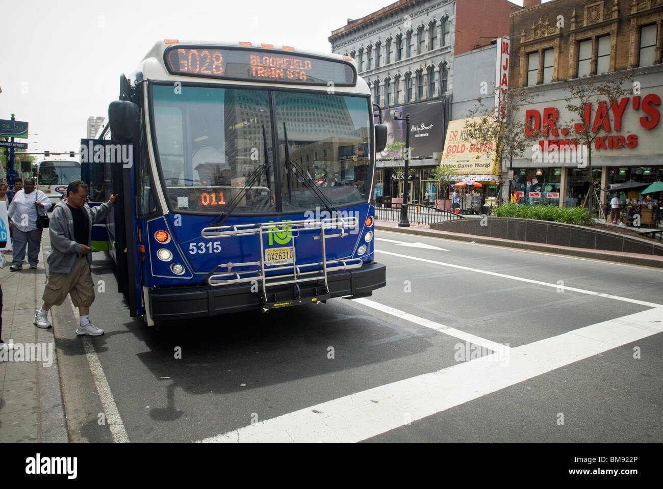 Pendolari a bordo di un NJ Transit 'GoBus' su Broad Street nel centro di Newark, NJ, Sabato 22 Maggio, 2010. (© Richard B. Levine) Foto Stock