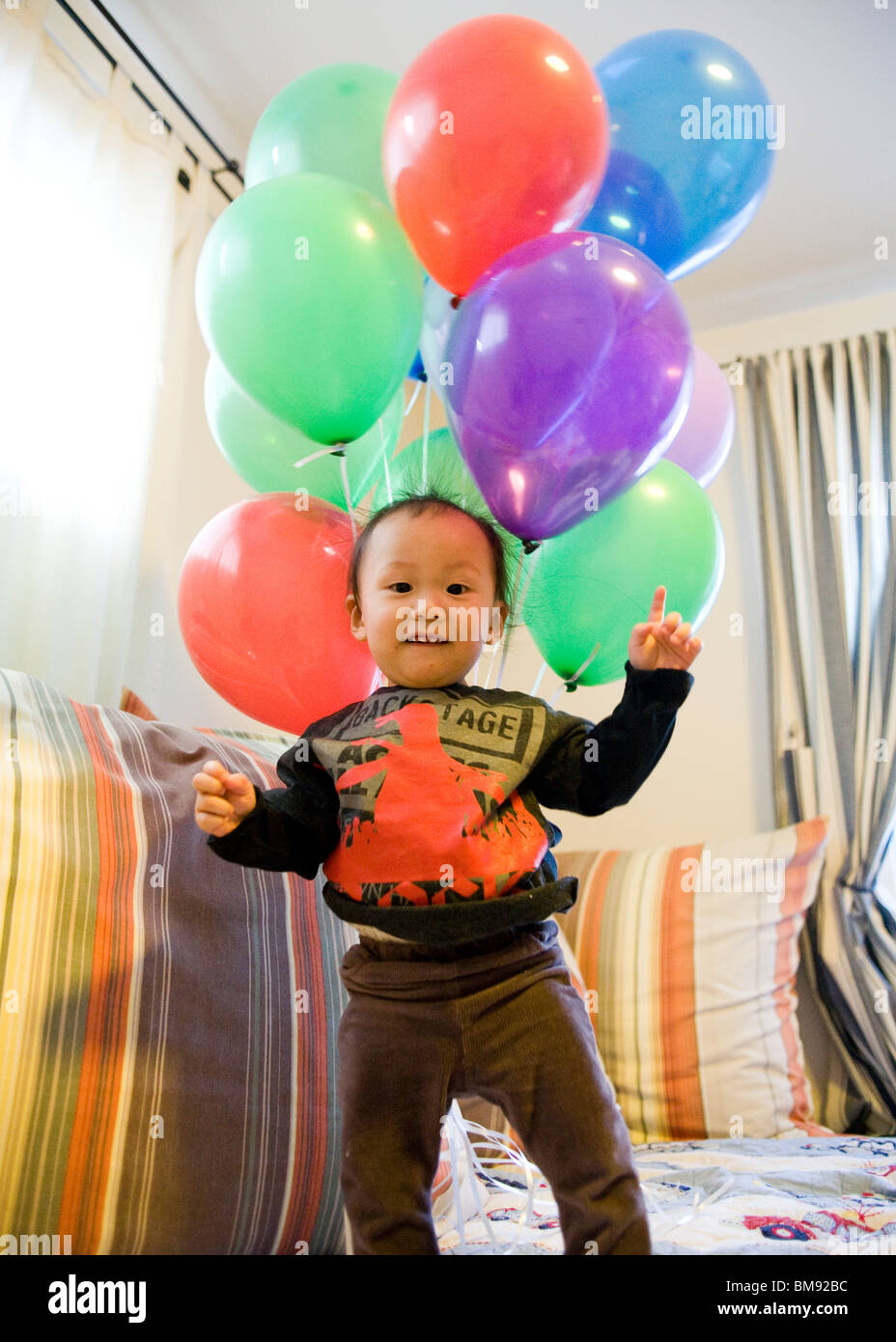 Asian baby boy con palloncini Foto Stock