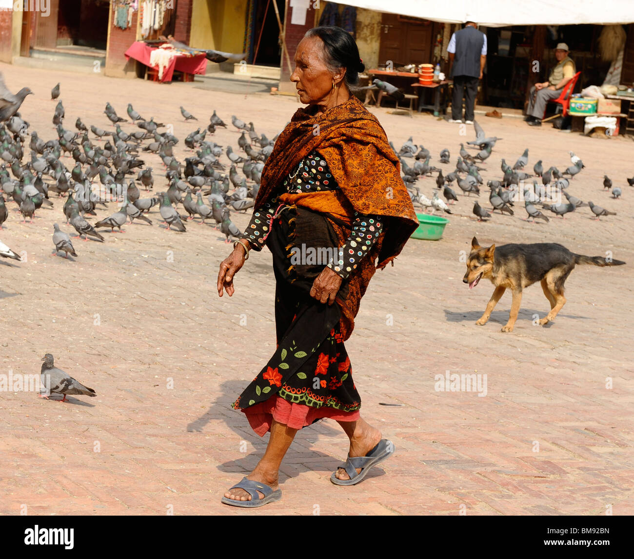 Hilltribe nepalese signora a boudhanath ,uno del santissimo siti buddista a Kathmandu in Nepal Foto Stock