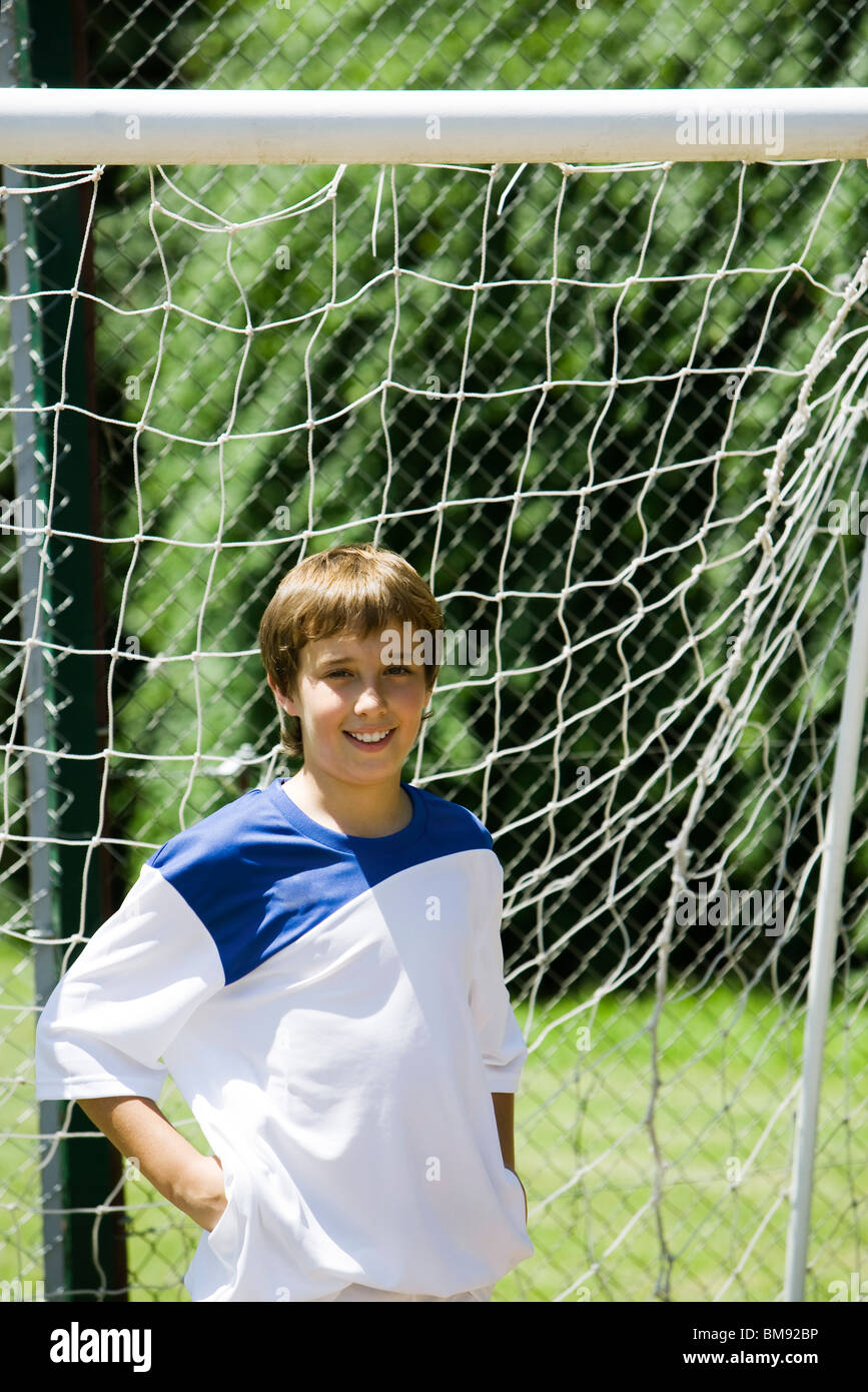 Giovane giocatore di calcio nella parte anteriore dell'obiettivo Foto Stock