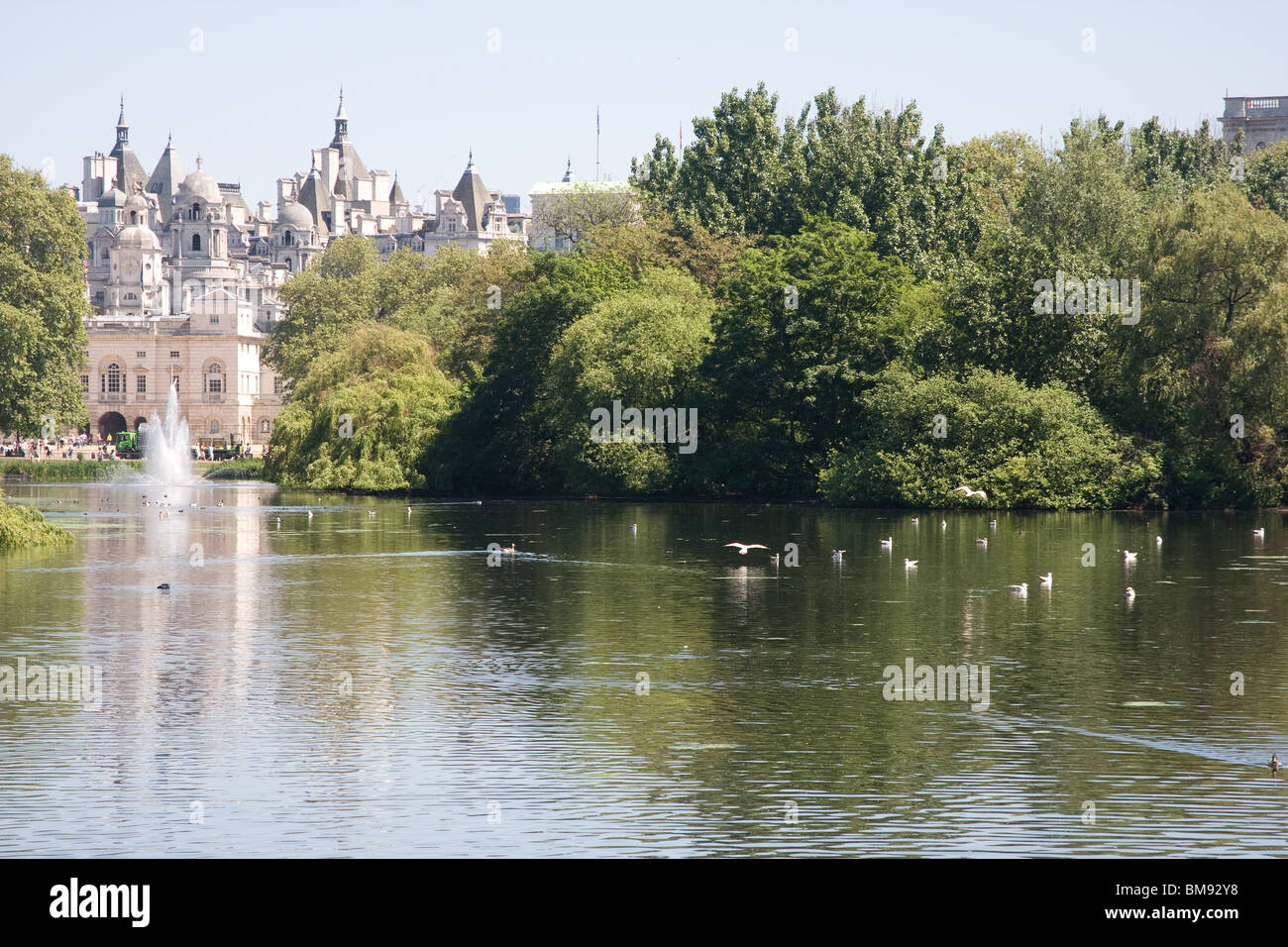 Fontana di edifici riflesso azzurro lago di alberi Foto Stock