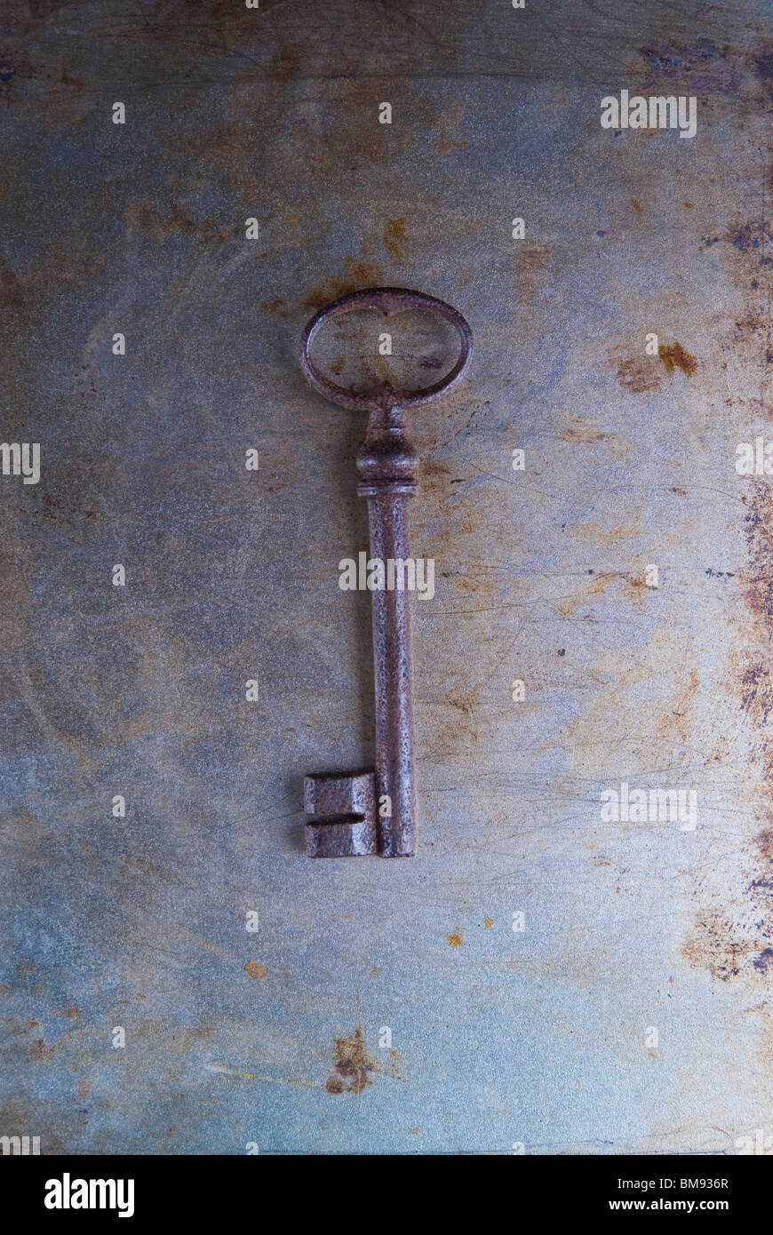 Vecchio arrugginito chiave di metallo su un sfondo testurizzata Foto Stock