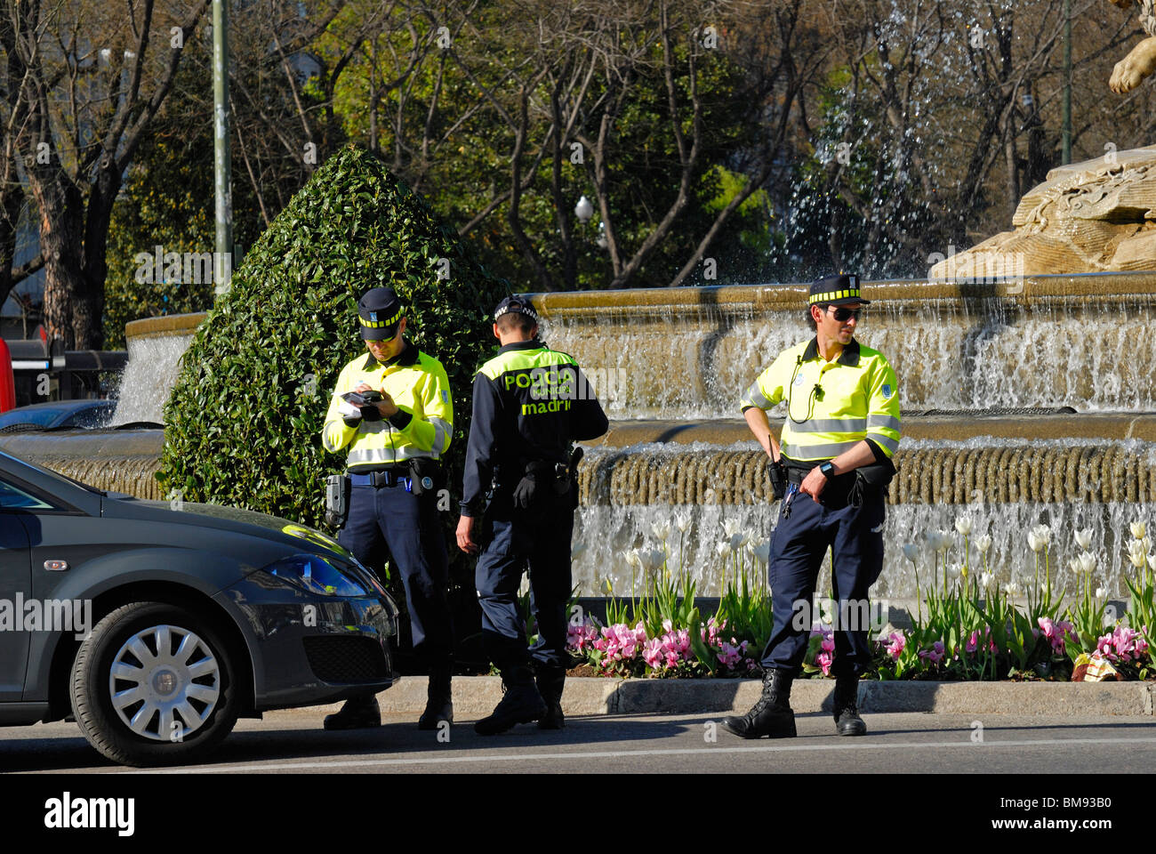 Madrid, Spagna. Polizia municipale, una scrittura di un parcheggio ticket Foto Stock