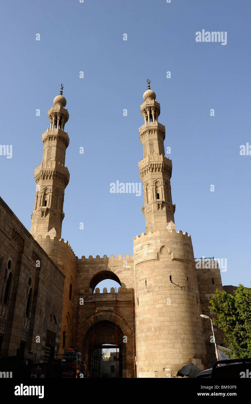 I minareti sopra le torri di Bab Zuwayla,moschea del sultano mu'ayyad shaykh, al-ghuiyyah, Cairo , Egitto Foto Stock