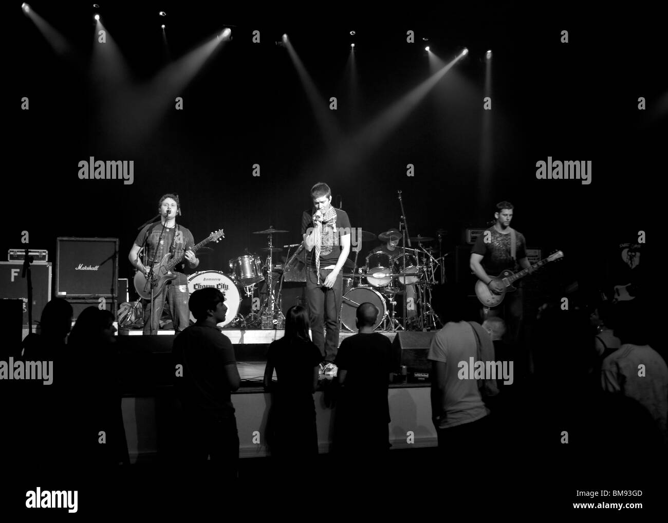 Rock band suonare sul palco Foto Stock