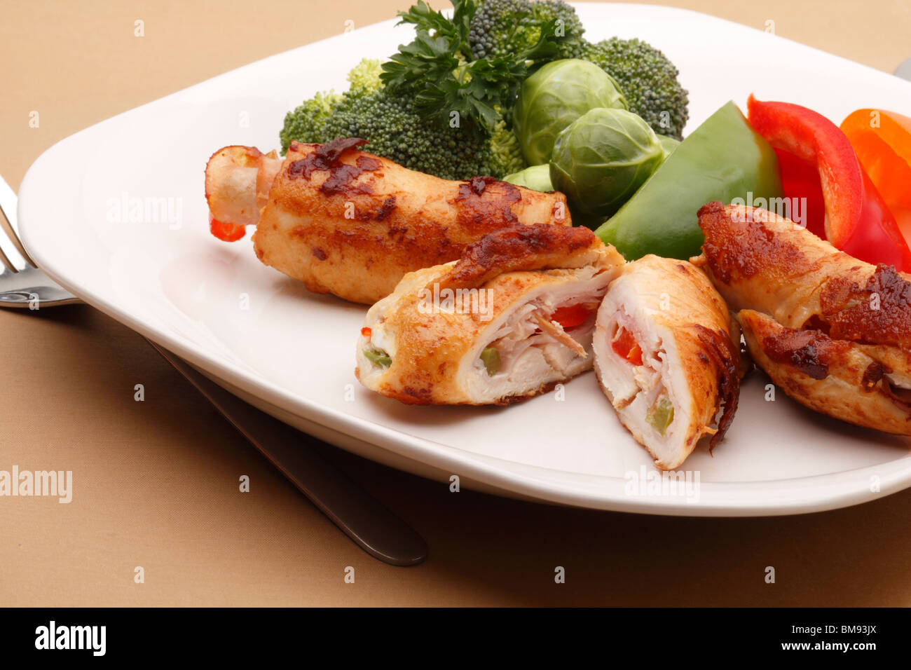 Involtini di pollo e verdure fresche sulla piastra Foto Stock