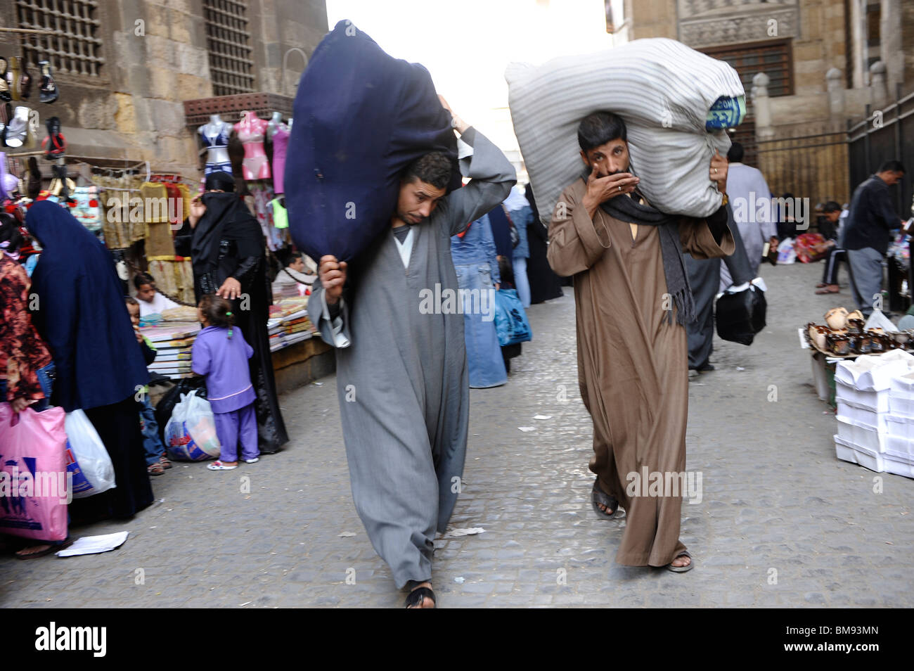 Due di lavoro duro uomini musulmani nel tradizionale abito arabo(Thawb),khan al-Khalili, Cairo islamico, Egitto Foto Stock