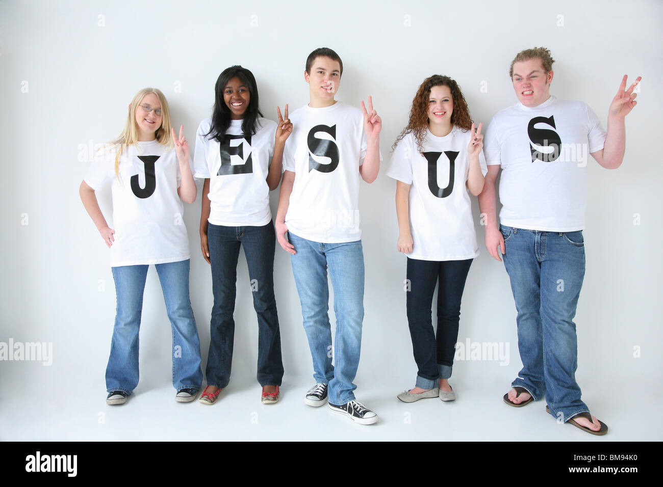 Cinque adolescenti con T-Shirt Gesù per il controllo ortografico Foto Stock