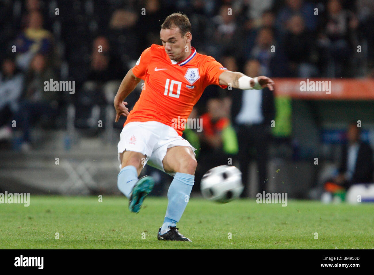Wesley Sneijder del Paesi Bassi crepe un colpo durante UEFA EURO 2008 partita di calcio contro la Francia. Foto Stock