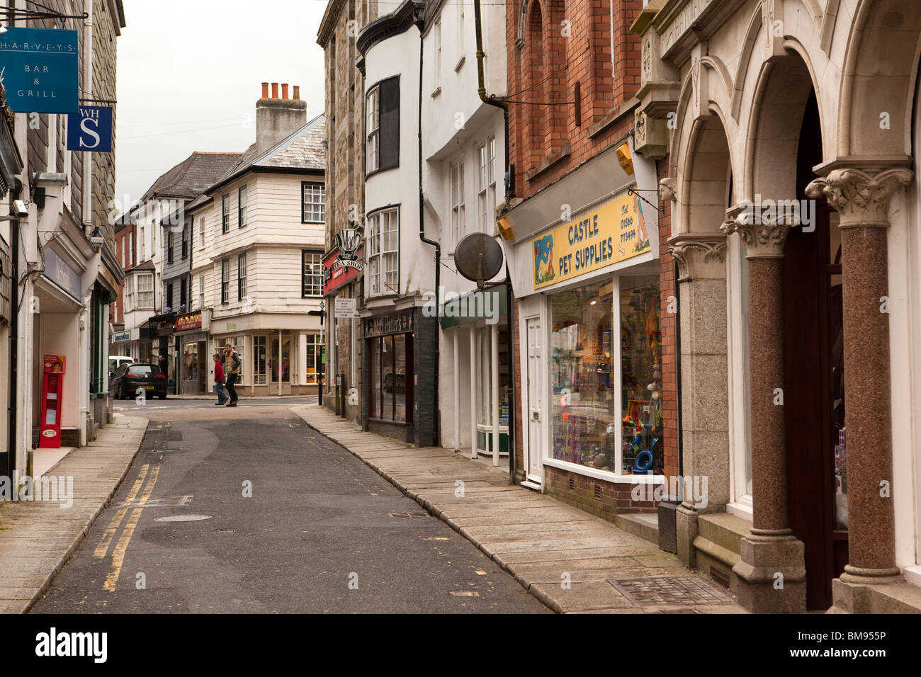 Regno Unito, Cornwall, Launceston, Church Street, vista di Southgate Street rivestiti in ardesia edifici Foto Stock