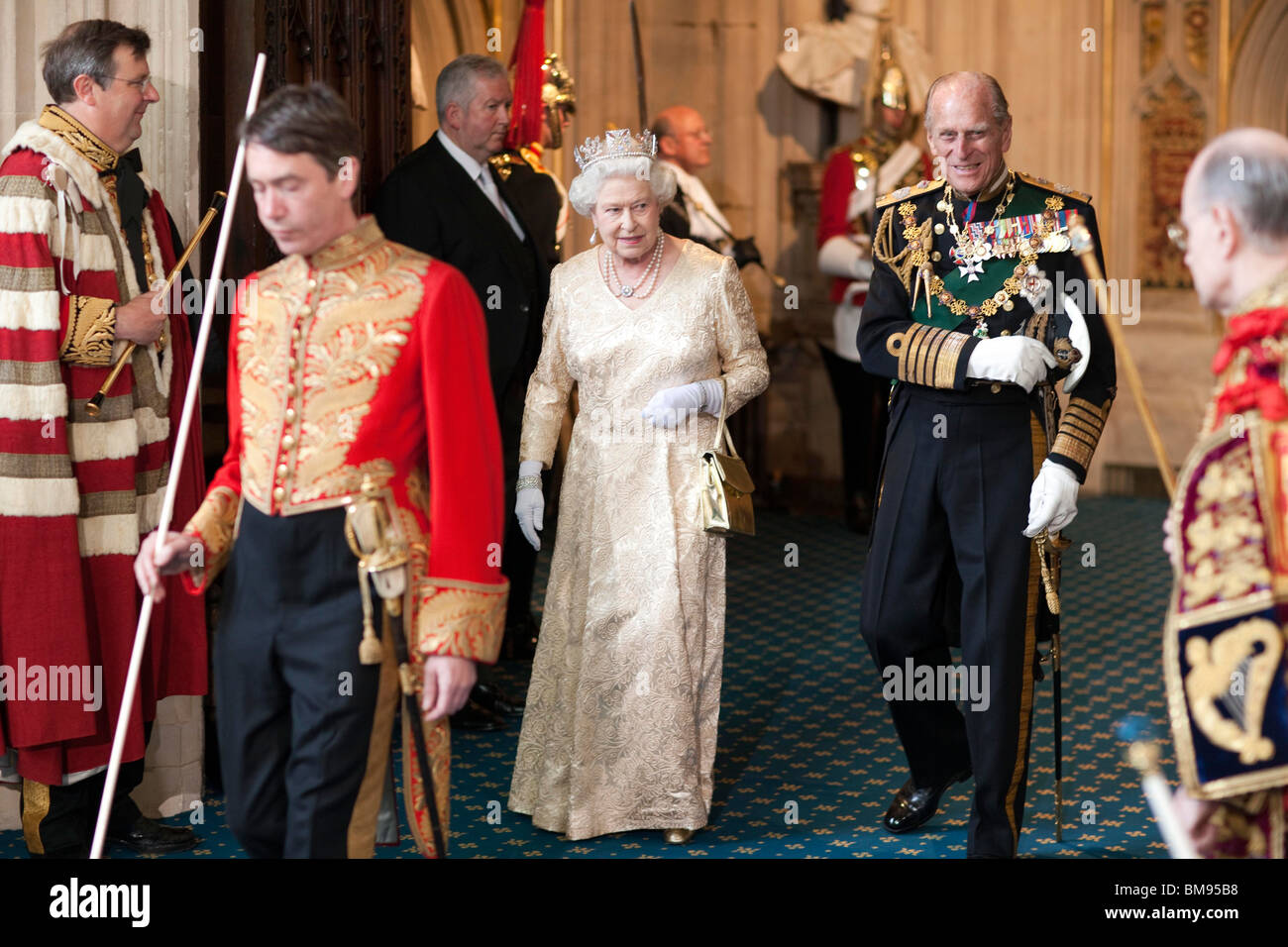 La Gran Bretagna è la Regina Elisabetta esce dal sovrano di ingresso alla House of Lords dopo lo stato di apertura del Parlamento europeo 2010 Foto Stock