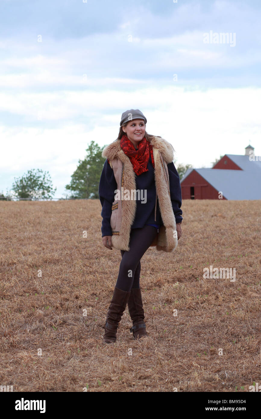 Signora giovane in campo autunno inverno Foto Stock