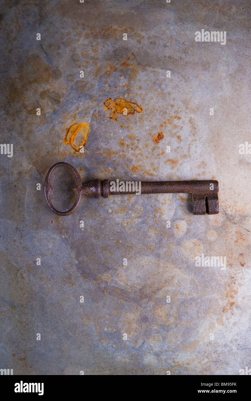 Vecchia chiave arrugginita su un grunge sfondo testurizzata Foto Stock