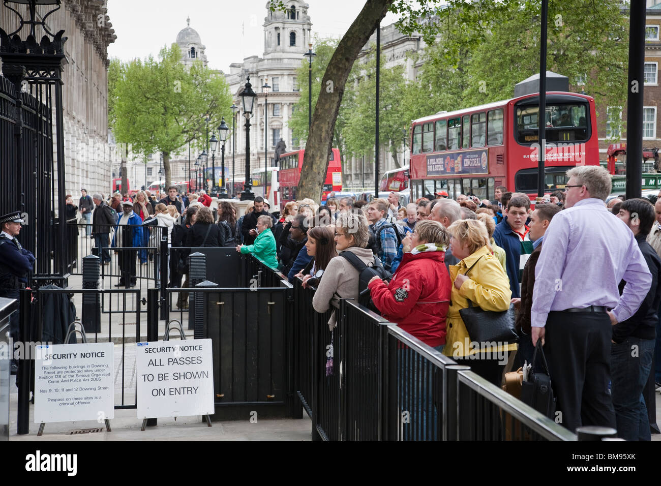 I turisti si radunano fuori l'ingresso a Downing Street, Londra, Inghilterra. Foto Stock