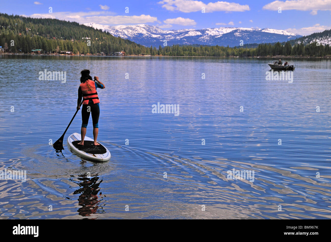 Una racchetta boarder attraversa Donner Lago, Truckee, California Foto Stock