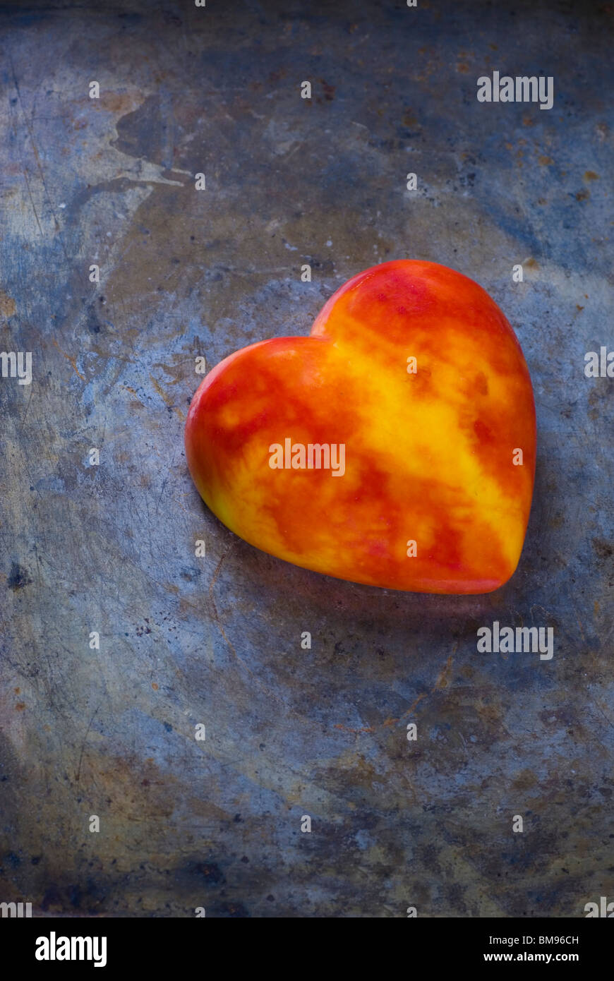 Colorate il simbolo del cuore di amore su di uno sfondo a trama Foto Stock