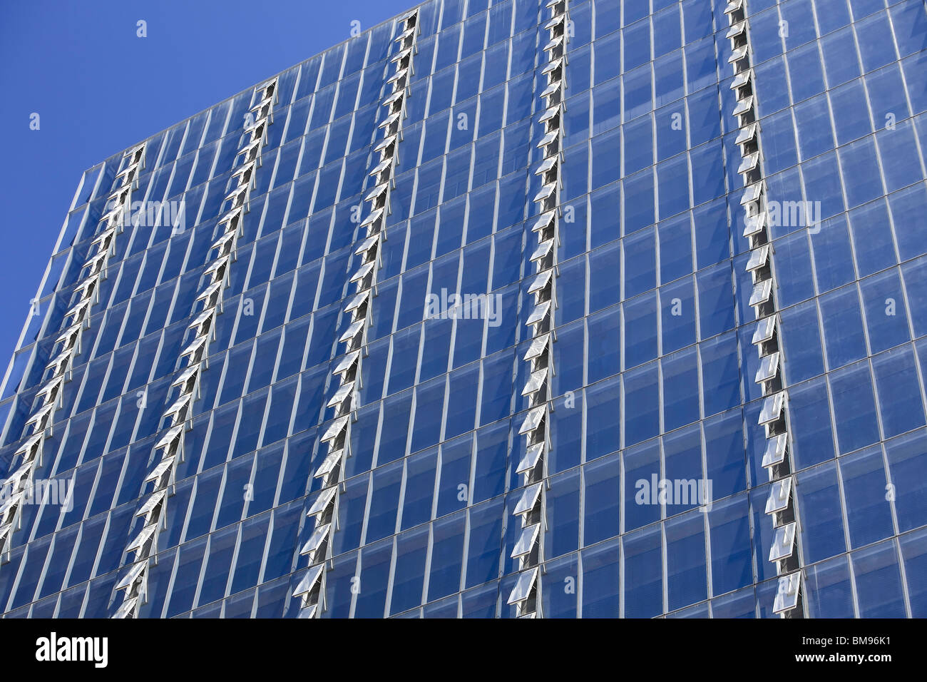 File di finestre aperte sul Manitoba Hydro Building, Winnipeg, Manitoba, Canada Foto Stock