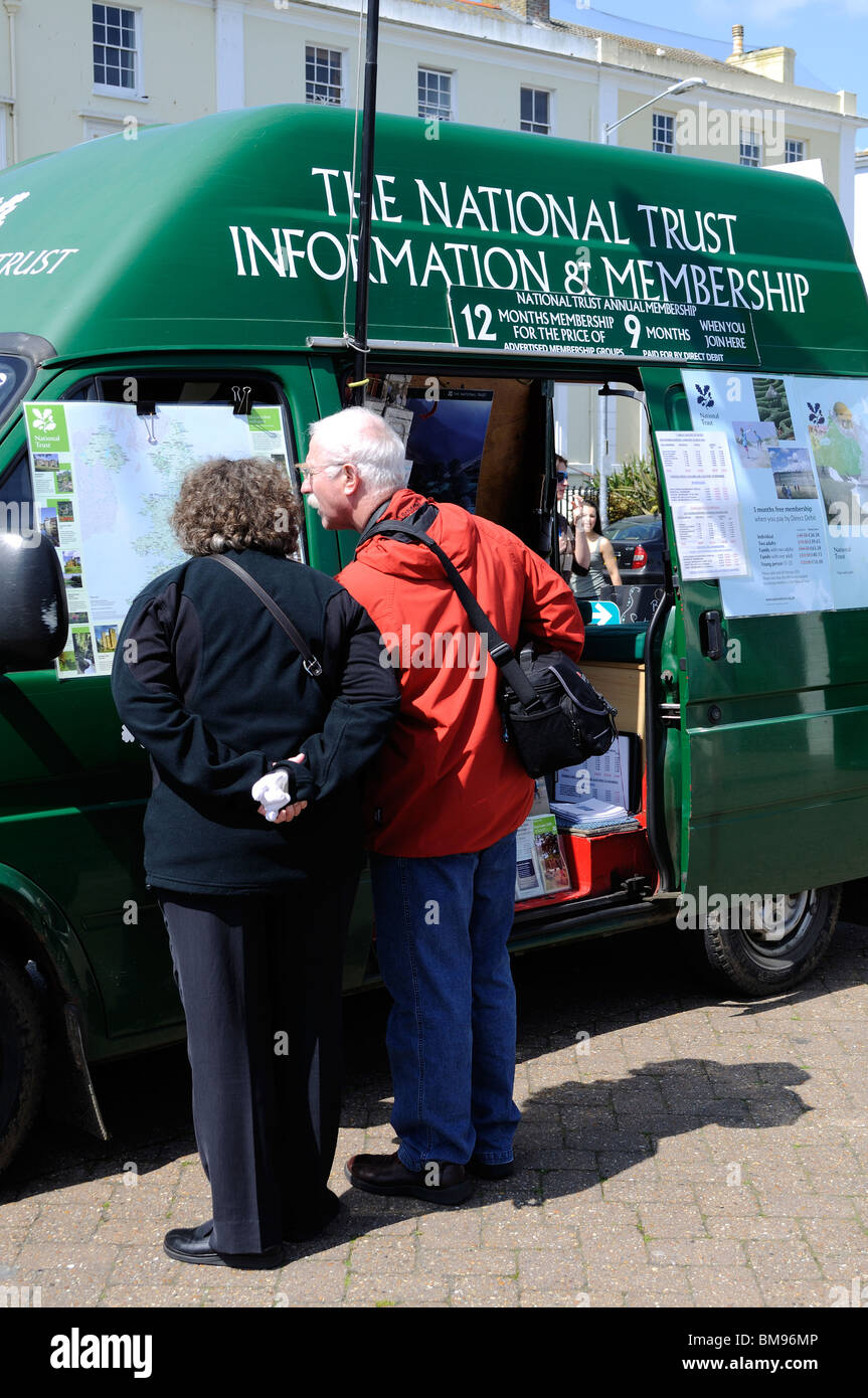La gente che legge le informazioni sul lato del National Trust van di appartenenza, Falmouth, Cornwall, Regno Unito Foto Stock
